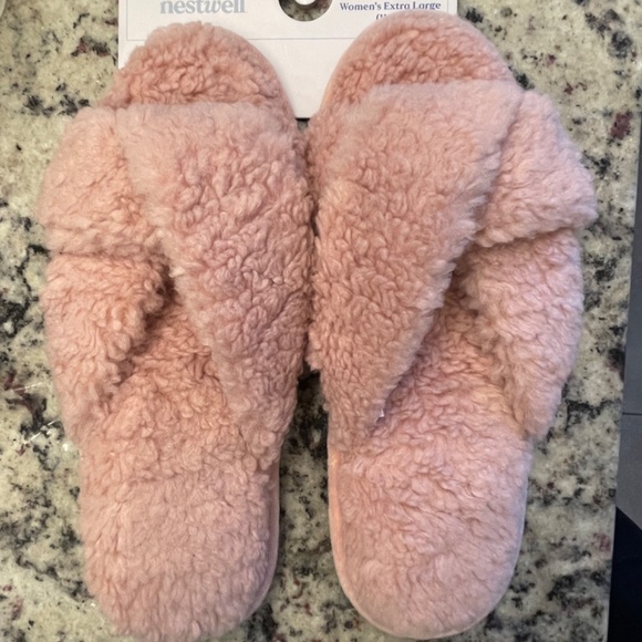 Nestwell NWT Crossover Plush Slippers Women’s 11-12 from Bed Bath & Beyond - Picture 4 of 6